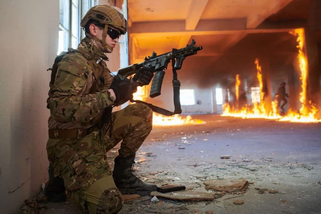 uomo con equipaggiamento airsoft professionale
