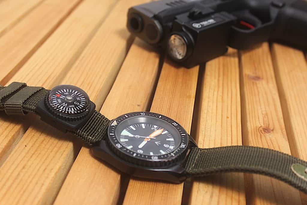 Orologio militare da uomo e pistola